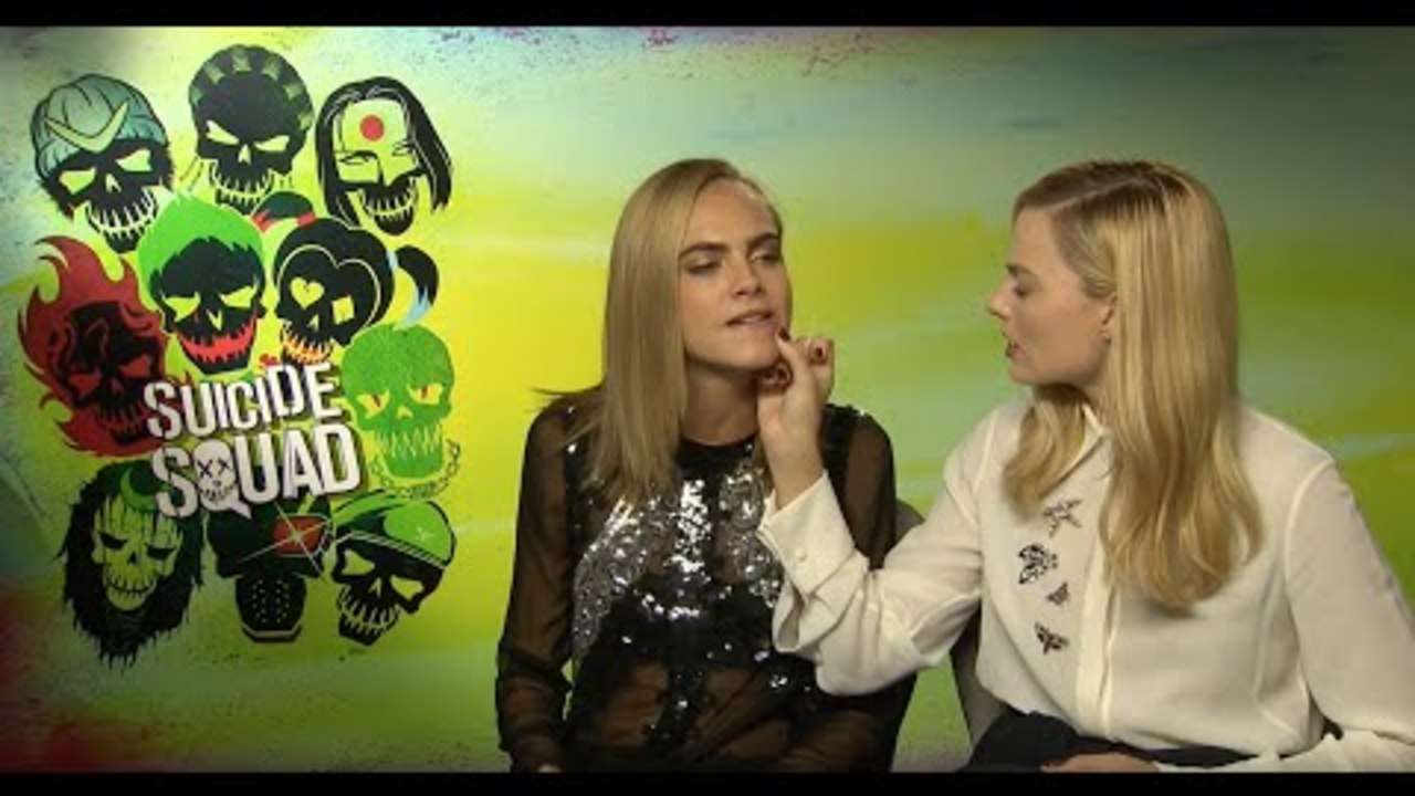 Cara Delevingne kissed a pen! Suicide Squad Interview Cara Delevingne & Margot Robbie