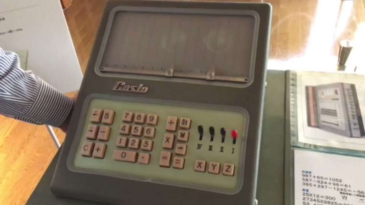 世界初の小型純電気式計算機「14-A」が動いているところ。割り算を入力したら、カシャカシャ処理してるのが